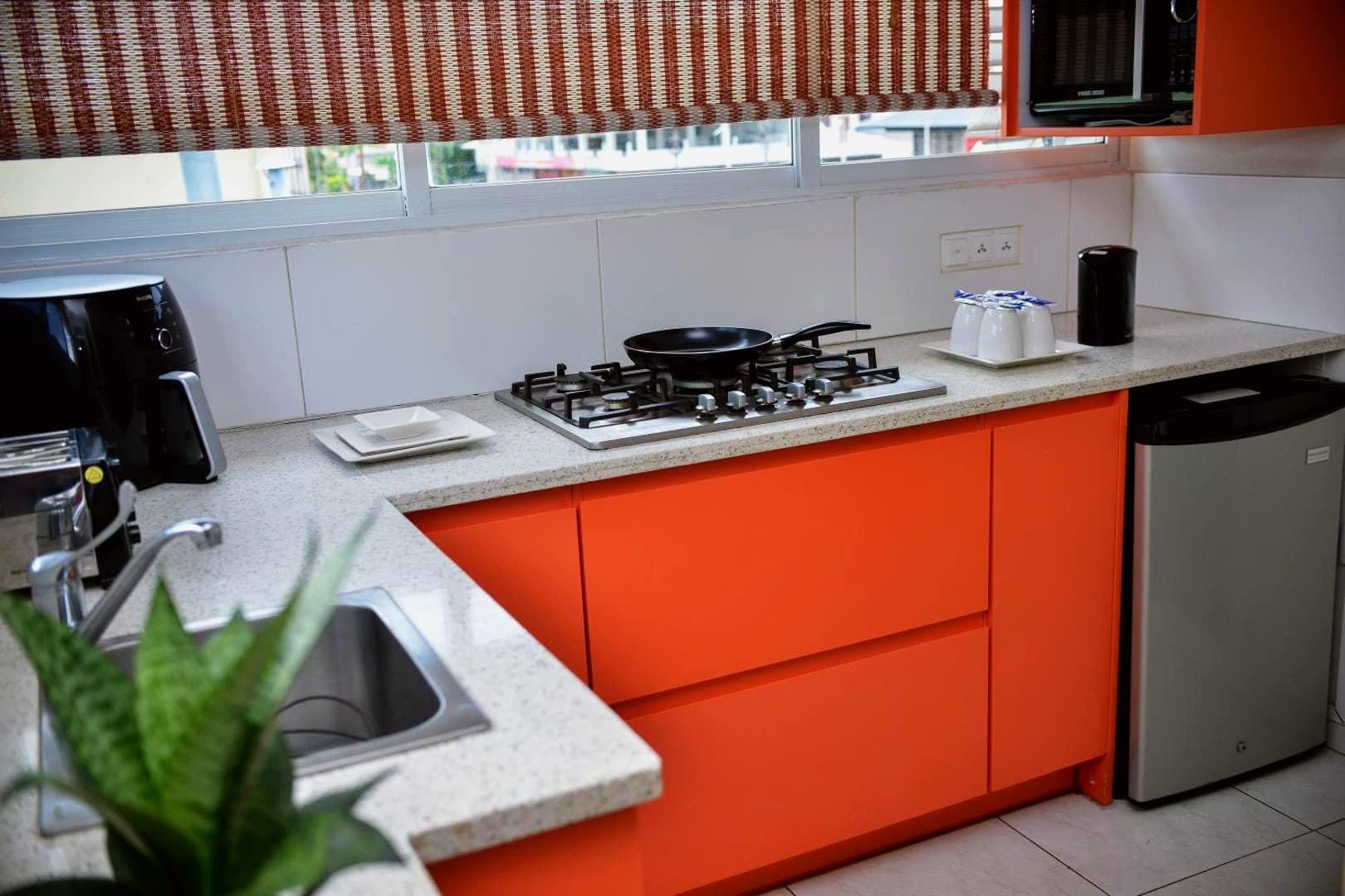 Fitted kitchen with hob, fridge and worktop in an apartment at Elementz